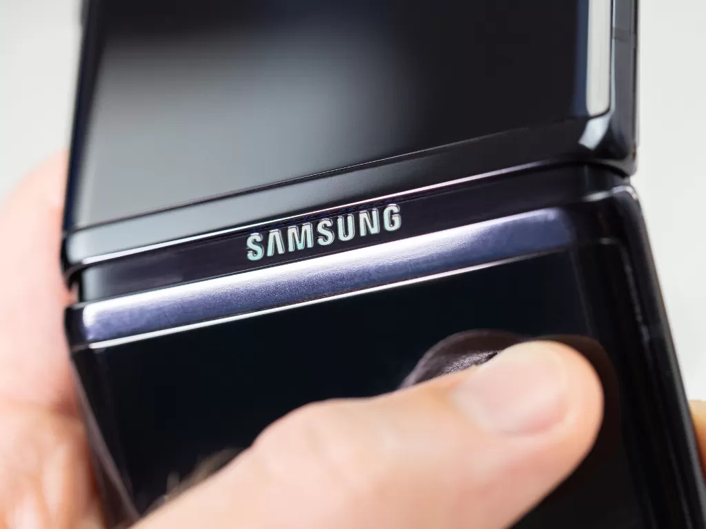 Tampilan belakang dari smartphone Samsung Galaxy Z Flip (photo/Dok. NextPit)