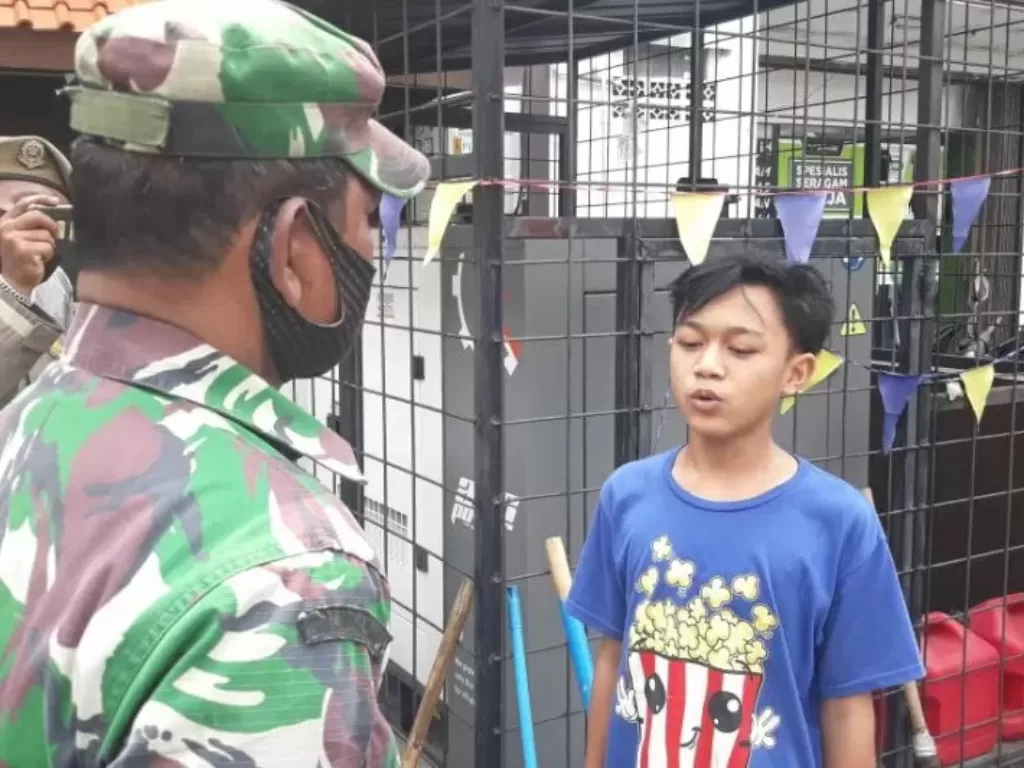 Seorang remaja yang tidak disiplin memakai masker dihukum melafalkan Pancasila dalam Operasi Yustisi Tertib Masker di kawasan Rawa Belong, Palmerah, Jakarta, Rabu (18/11/2020). (photo/ANTARA/Devi Nindy)