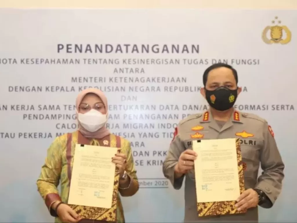 Menaker Ida (kiri) dan Wakapolri Komjen. Pol. Gatot Eddy Pramono usai menandatangani nota kesepahaman tentang pelindungan TKI di Jakarta pada Kamis (19/11/2020). (Photo/ANTARA/Dok. Kementerian Ketenagakerjaan)