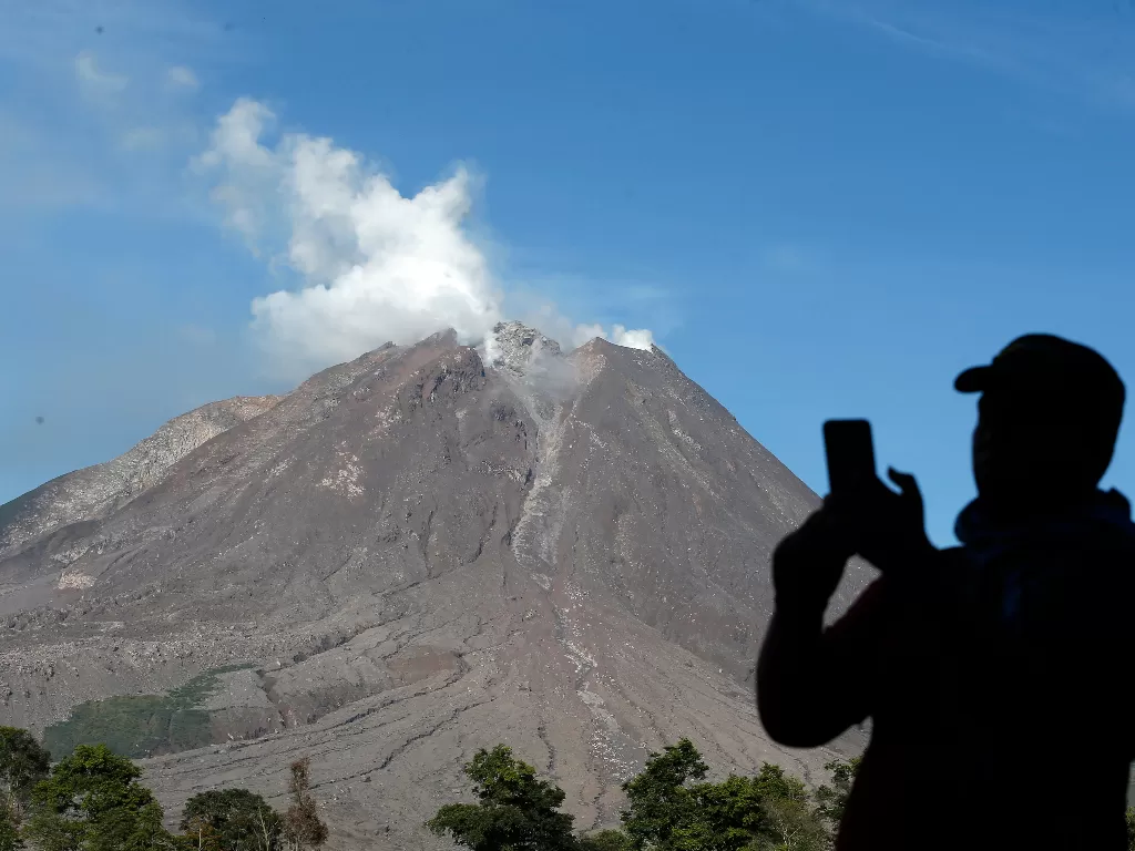 Wisatawan mengabadikan Gunung Sinabung dengan kamera gawainya di Kabupaten Karo, Sumatera Utara, Kamis (19/11/2020). ANTARA FOTO/Irwansyah Putra