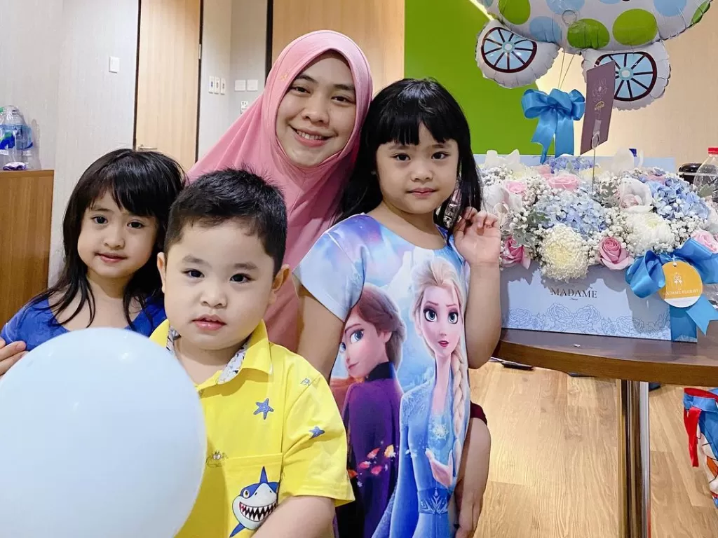 Oki Setiana Dewi dan anak. (Instagram/@okisetianadewi)