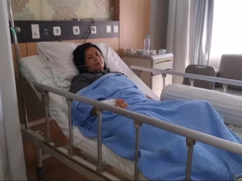 Wanita terbaring lemas di rumah sakit karena suami selingkuh (Tiktok)