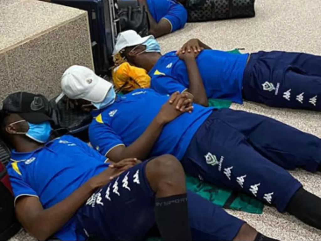 Para pemain Gabon yang tertidur di lantai sebuah bandara. (Twitter/@channelstv)