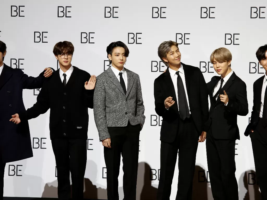 Anggota boy band K-pop BTS berpose untuk foto selama konferensi pers mempromosikan album baru mereka 