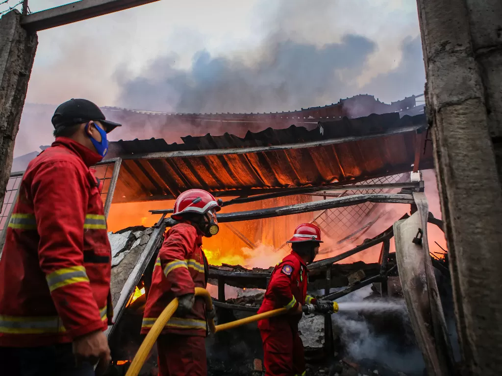 Petugas pemadam kebakaran berusaha memadamkan api yang membakar pabrik gorden di Neglasari (ANTARA FOTO/Fauzan)