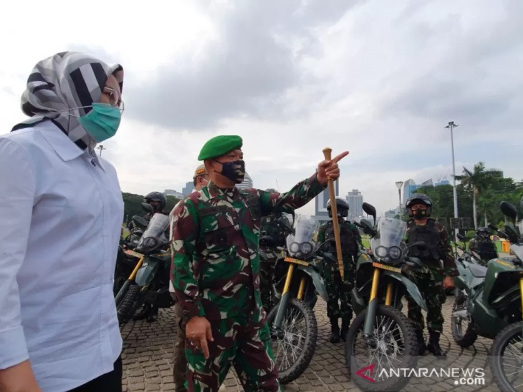 Pangdam JayaJayakarta Mayjen Dudung Abdurachman didampingi Wali Kota Tangerang Selatan Airin Rachmi di Monumen Nasional, Jumat (20/11/2020). (ANTARA/Livia Kristianti)