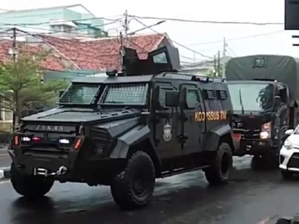 Kendaraan taktis Koopssus TNI berhenti di depan markas FPI di Petamburan. (Tangkapan layar video viral)