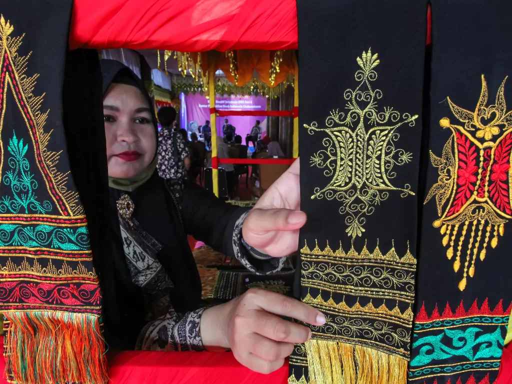Pelaku Usaha Mikro Kecil Menengah (UMKM) menata kain songket motif Aceh (ANTARA FOTO/Rahmad)