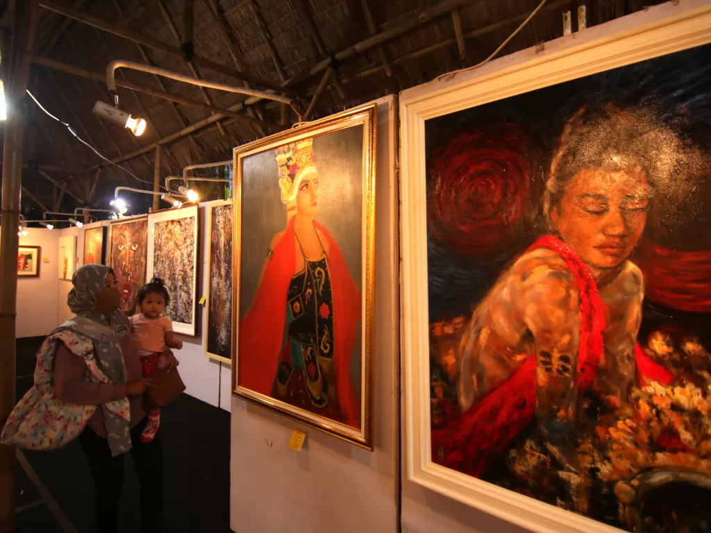 Pengunjung melihat pameran lukisan (ANTARA FOTO/Budi Candra Setya)