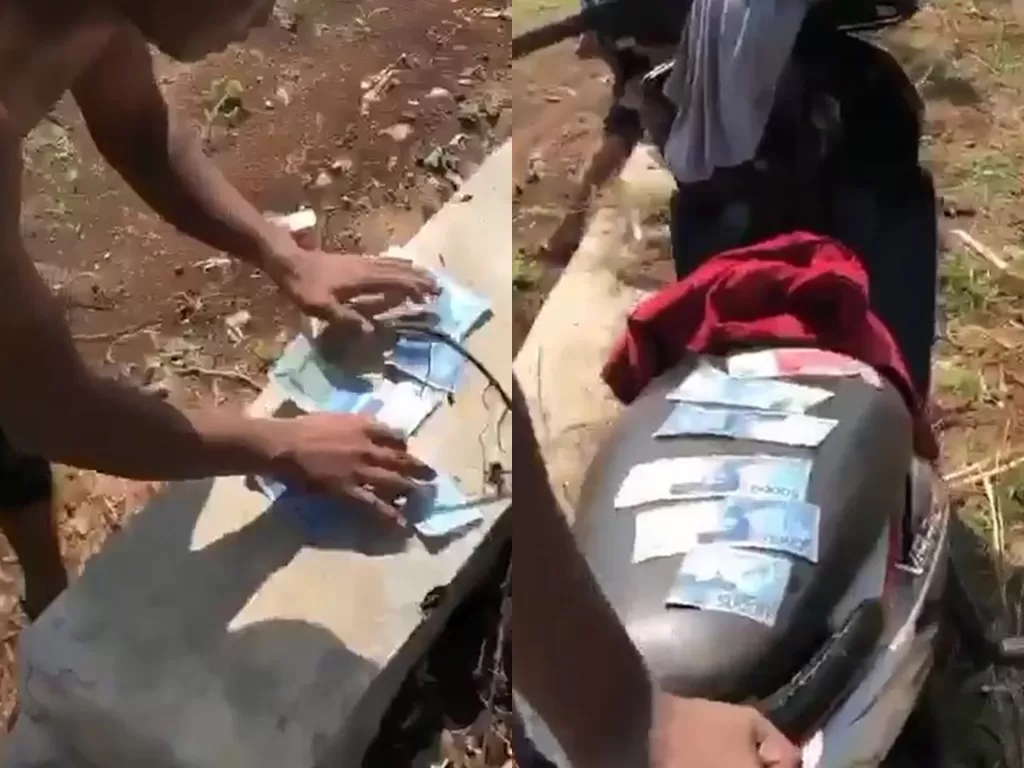 Warga kumpulkan uang yang tercecer di saluran irigasi di Batang. (Istimewa)