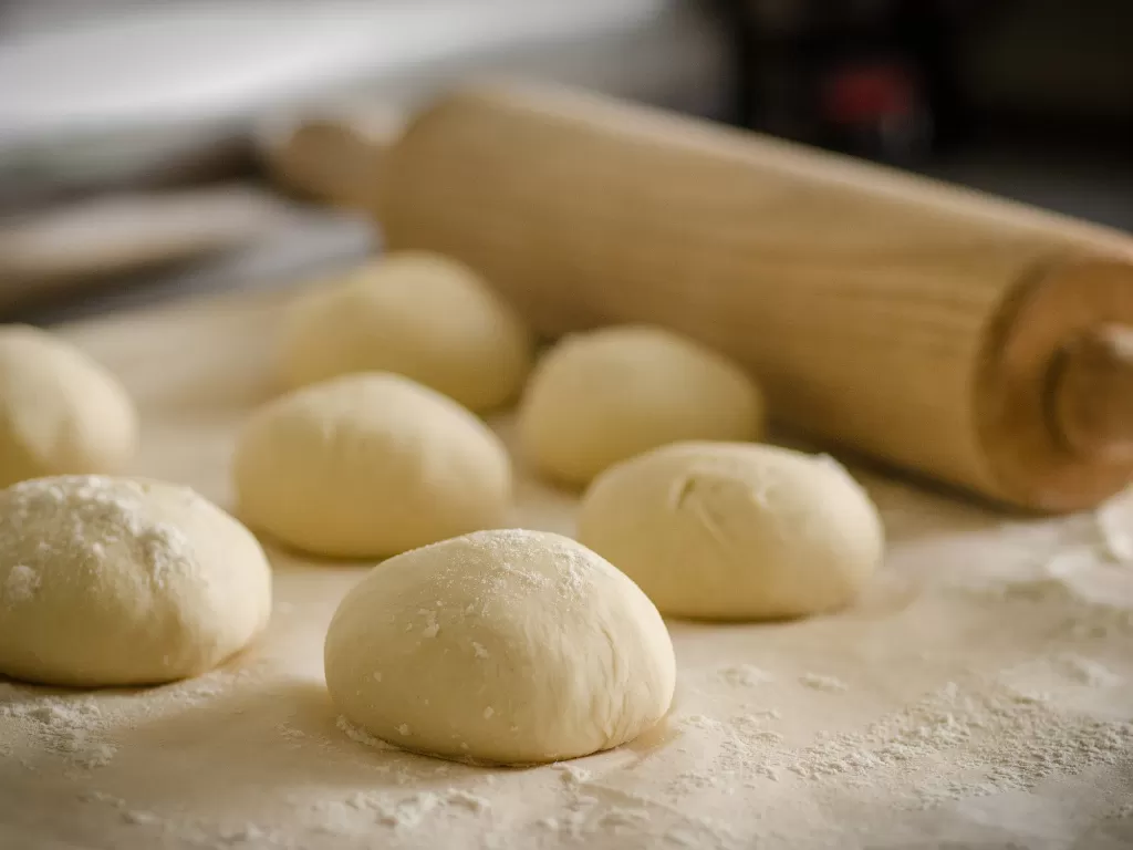 Ilustrasi penggunaan tepung untuk membuat roti. (Pexels/Skitterphoto)