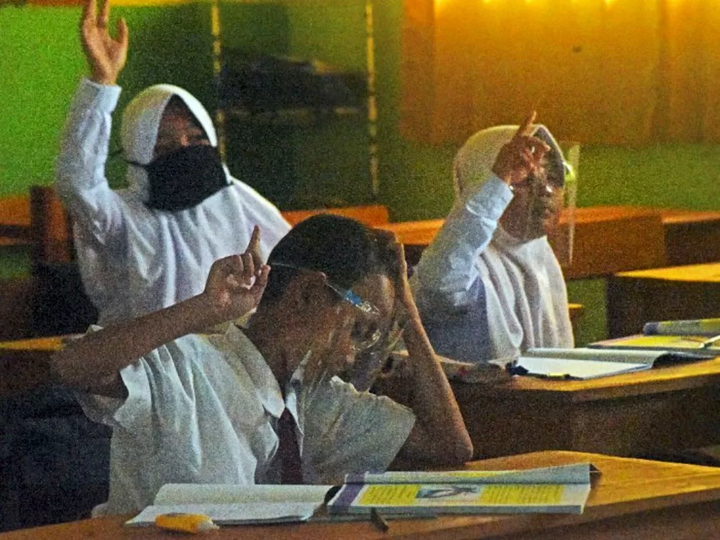 Sejumlah murid SD Negeri Curug mengikuti kegiatan belajar mengajar tatap muka dengan menerapkan protokol kesehatan di Serang, Banten. (ANTARA/Asep Fathulrahman)