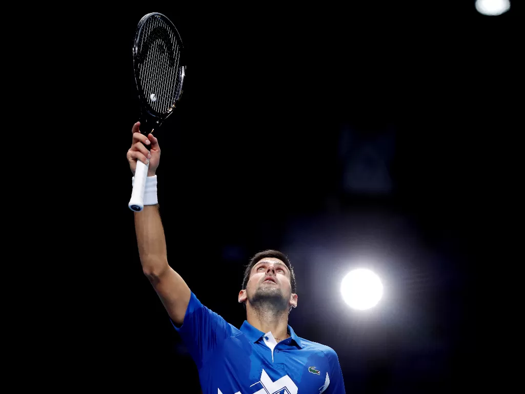 Novak Djokovic dari Serbia merayakan kemenangannya dalam pertandingan penyisihan grup melawan petenis Jerman Alexander Zverev (Reuters/Paul Childs)