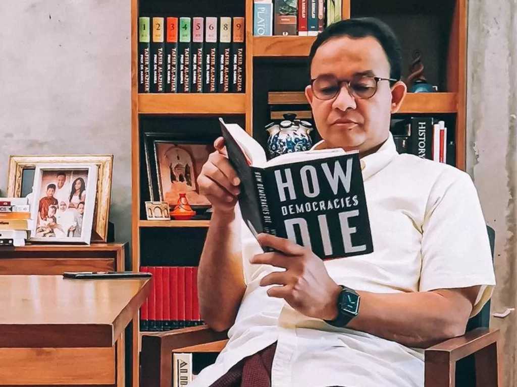Gubernur Anies Baswedan baca buku, netizen heboh dengan judulnya. (Instagram/@aniesbaswedan).