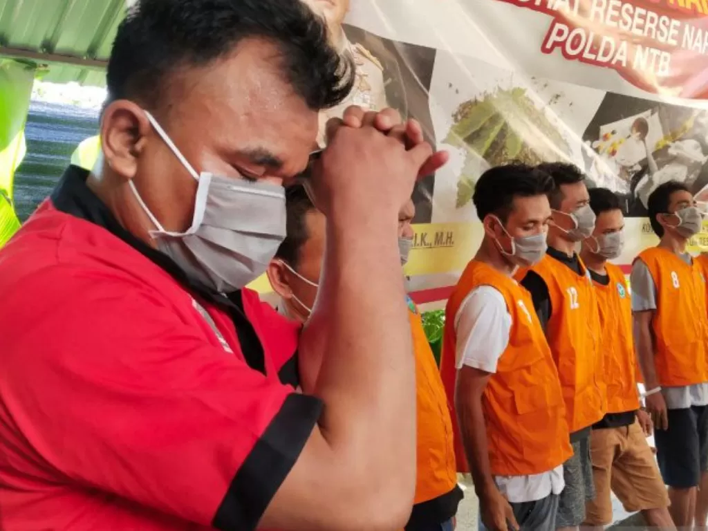 Para tersangka dalam kasus narkoba di Lombok yang salah satunya ustadz. (Antara).