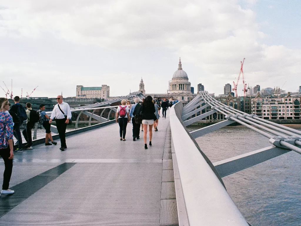 Potret suasana di London di mana orang-orang berjalan kaki. (Unsplash/@nickpage)
