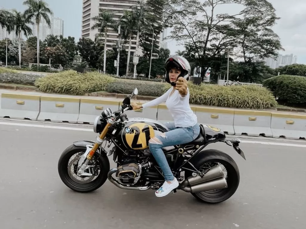 Nikita Mirzani naik motor gede (Instagram/nikitamirzanimawardi_17)