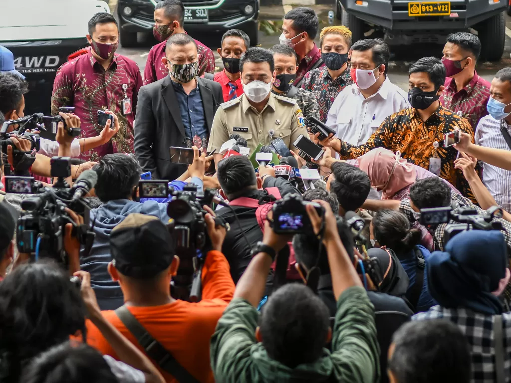 Wakil Gubernur DKI Jakarta Ahmad Riza Patria memberikan keterangan kepada jurnalis (ANTARA FOTO/Galih Pradipta)