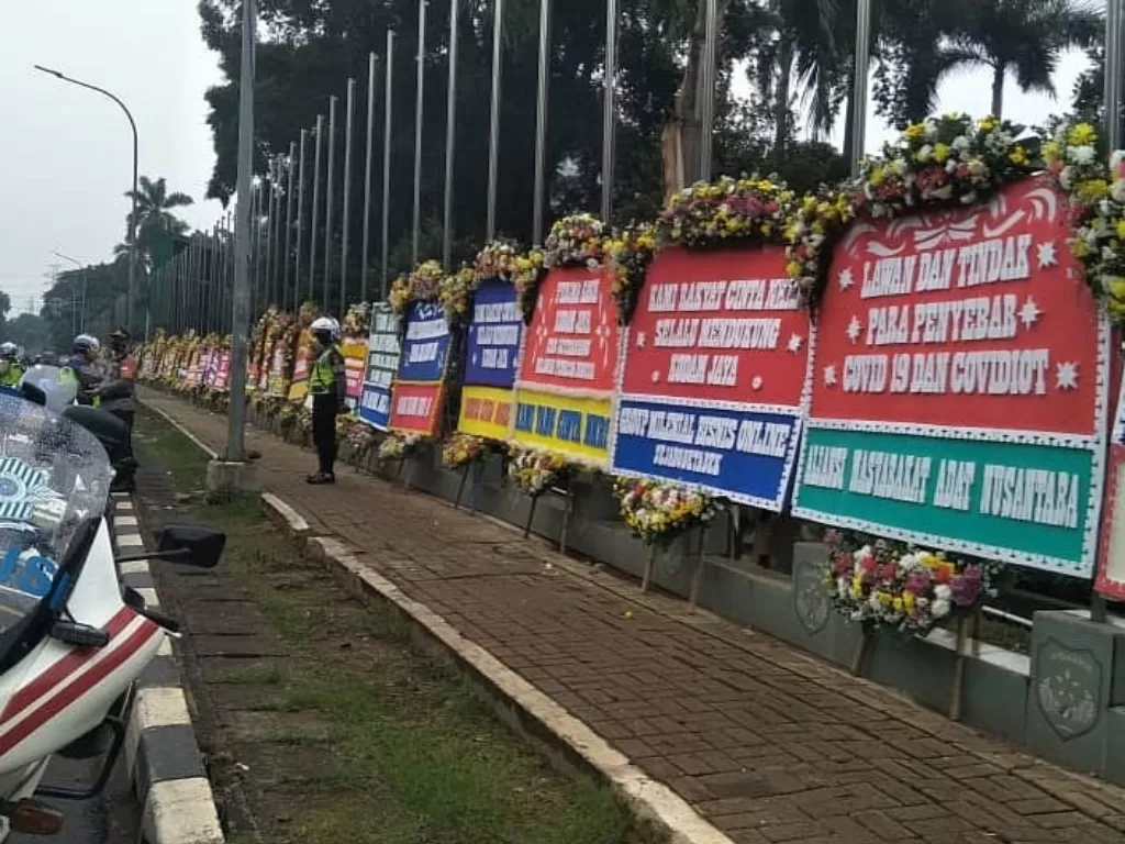 Karangan bunga dari warga untuk mendukung Pangdam Jaya yang perintahkan turunkan baliho Rizieq Shihab (Instagram/warung_jurnalis)