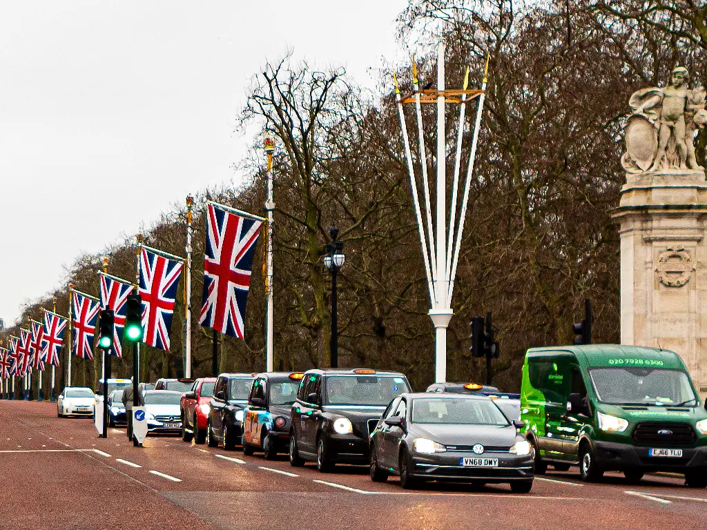 Sejumlah mobil terlihat sedang berhenti di jalanan di London (photo/Unsplash/Hulki Okan Tabak)