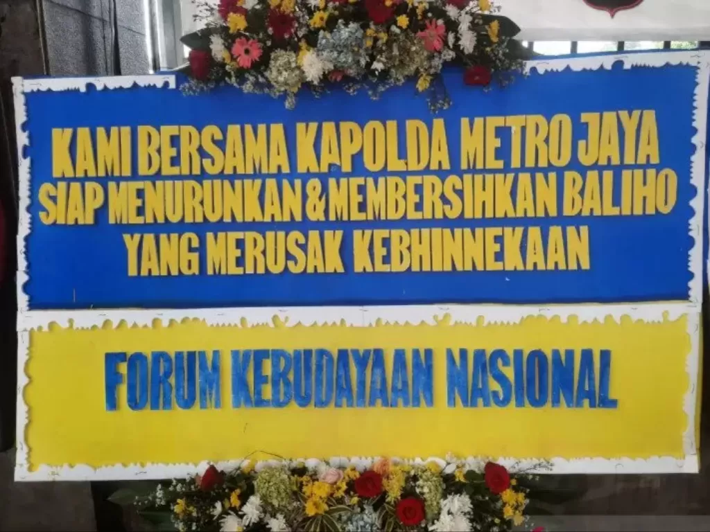Mapolda Metro Jaya kebanjiran karangan bunga berisi dukungan terhadap Polda Metro Jaya yang mendukung langkah Kodam Jaya menurunkan paksa baliho Rizieq Shihab. (Photo/ANTARA)