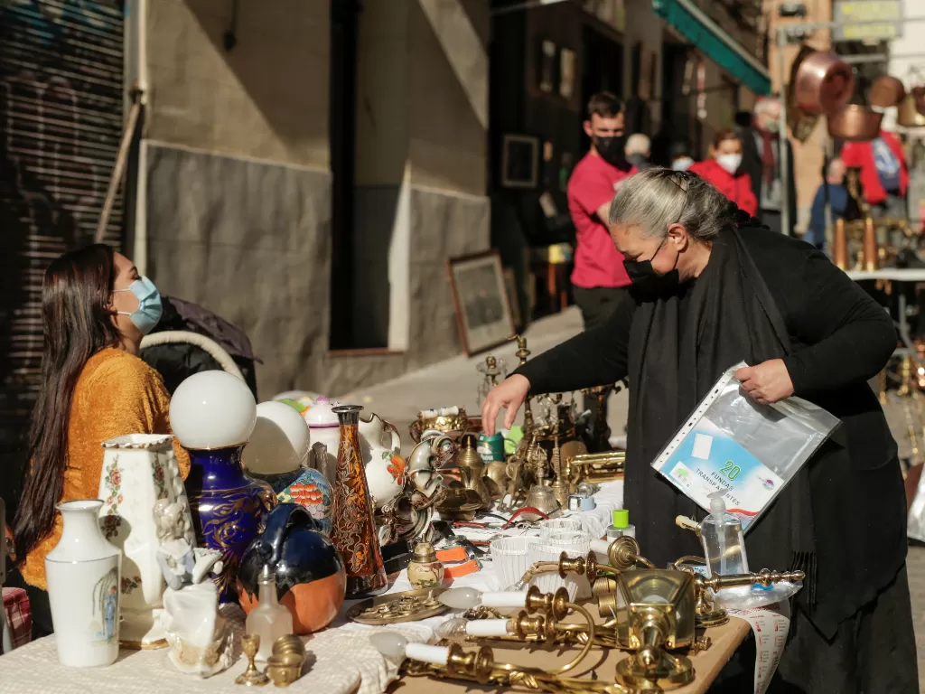 Pasar Loak Madrid, El Rastro. (REUTERS/JAVIER BARBANCHO)