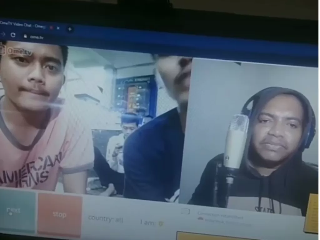 Cuplikan video saat Youtuber asal Papua yang mendapatkan perlakuan rasis saat video chat. (photo/Instagram/@paul_shady)