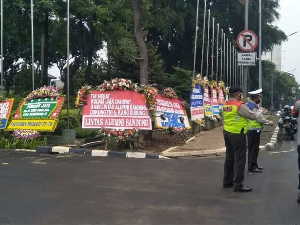 Papan bunga dari warga untuk mendukung Pangdam Jaya yang perintahkan turunkan baliho Rizieq Shihab (Instagram/warung_jurnalis)