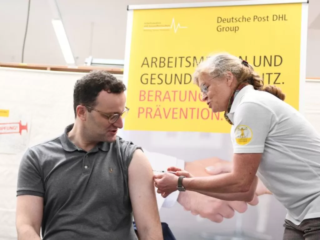 Menteri Kesehatan Jerman Jens Spahn saat disuntik petugas medis . (REUTERS/Annegret Hilse)