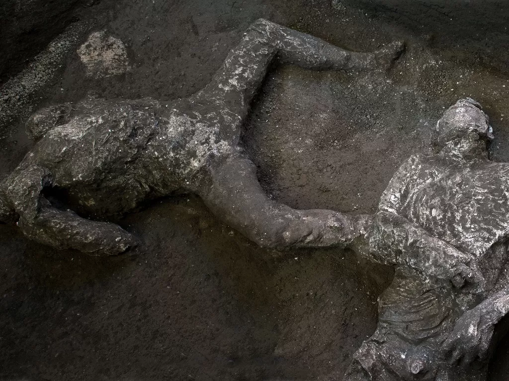 Sisa dua orang yang tewas dalam letusan gunung berapi yang menghancurkan kota Romawi kuno Pompeii pada 79 M ditemukan dalam penggalian (REUTERS/Luigi Spina)
