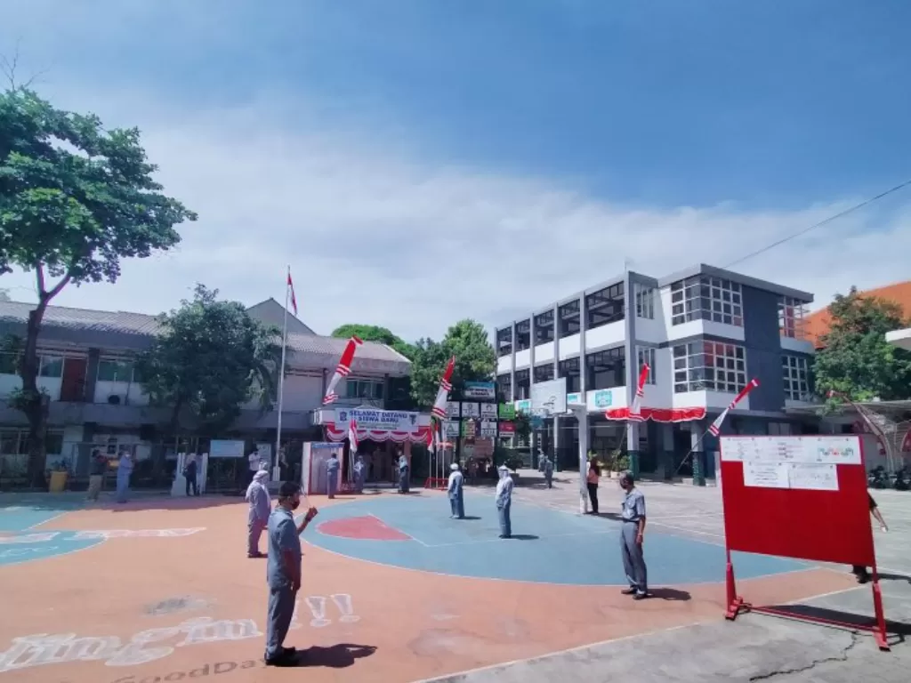 Simulasi adaptasi kebiasaan baru sekolah tatap muka di salah satu sekolah di Kota Surabaya. (ANTARA/HO/Humas Pemkot Surabaya)