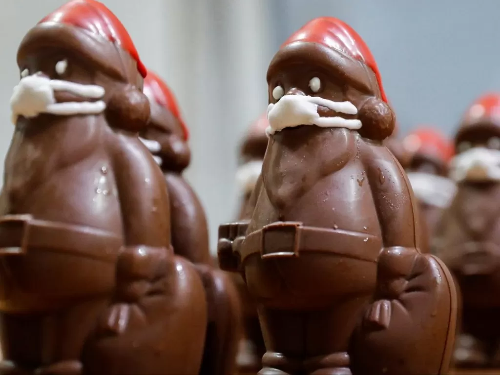 Cokelat Sinterklas menggunakan masker buatan Laszlo Rimoczi dari Lajosmizse, Hungaria. (REUTERS/Bernadett Szabo)