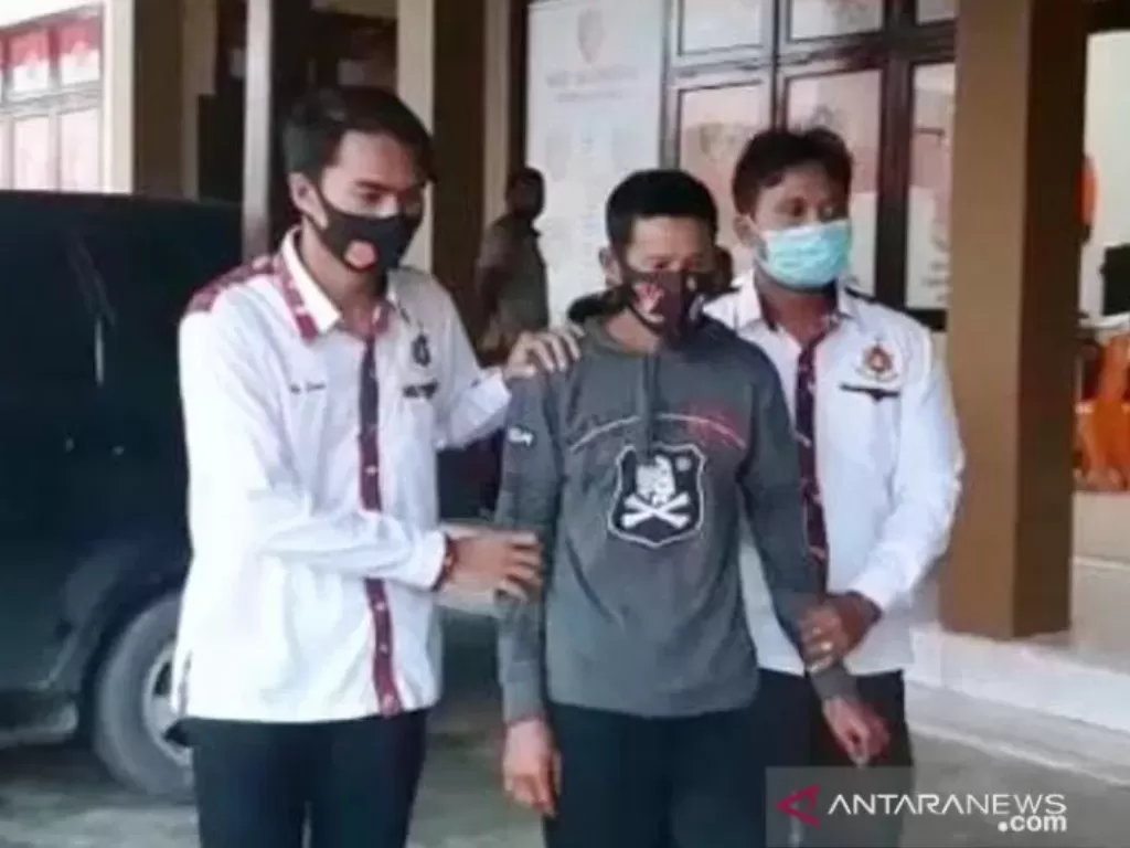 SDJ (tengah), pria biadab di Simelue Aceh yang tega memperkosa anak angkatnya berkali-kali. (Antara)