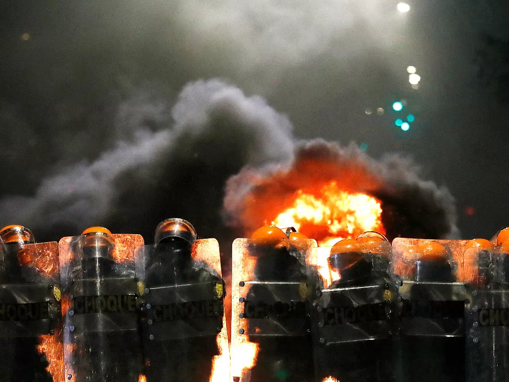 Polisi anti huru hara berdiri dalam formasi selama protes melawan rasisme (REUTERS/Diego Vara)