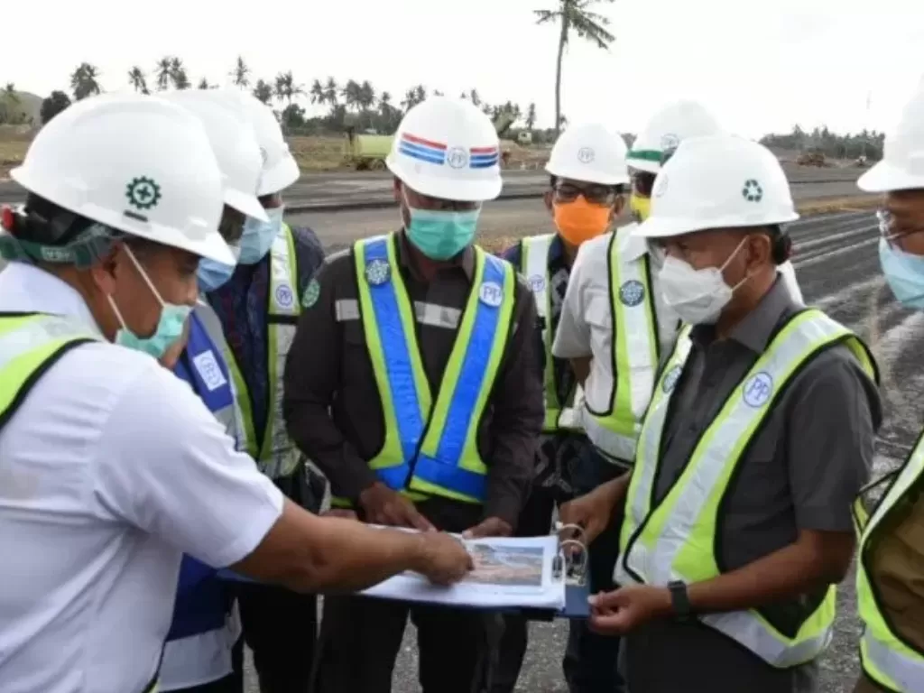 Menteri Pemuda dan Olahraga (Menpora), Zainudin Amali (kedua kanan) didampingi Gubernur NTB, H Zulkieflimansyah (kanan) melihat peta lokasi pembangunan sirkuit Mandalika di Kabupaten Lombok Tengah, Selasa (24/11/2020). (Photo/ANTARA/Nur Imansyah)
