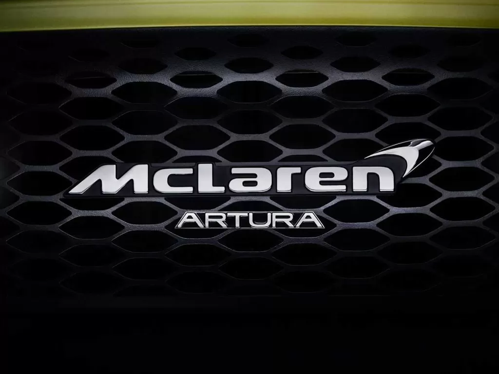 Logo dari mobil supercar hybrid baru McLaren bernama Artura (photo/Dok. McLaren)