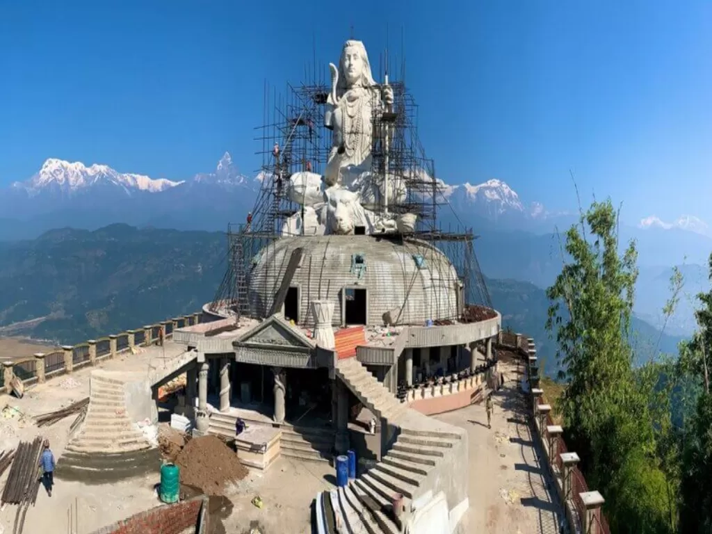 Konstruksi bangunan patung Dewa Siwa di Nepal. (nepalisansar.com)