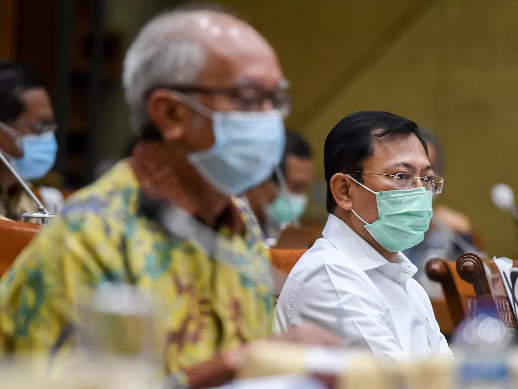 Menteri Kesehatan Terawan Agus Putranto (kanan) bersama Ketua Dewan Jaminan Sosial Nasional Tubagus Achmad Choesni (kiri). ANTARA FOTO/Hafidz Mubarak A