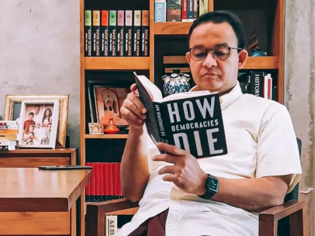 Gubernur Anies Baswedan baca buku, netizen heboh dengan judulnya. (Instagram/@aniesbaswedan)