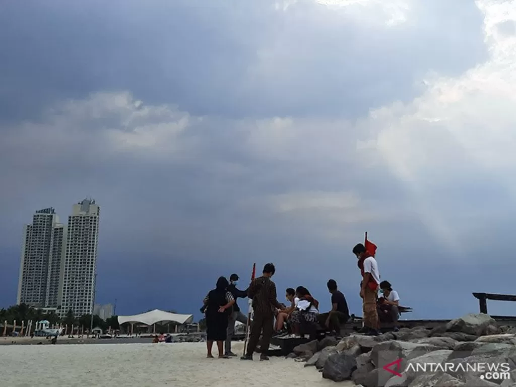 Sejumlah warga berkumpul di Pantai Ancol, Jakarta Utara menikmati liburan, Senin (25/10/2020). (ANTARA/Laily Rahmawaty)