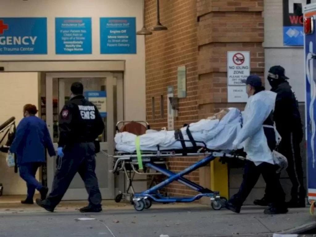 Seorang pasien tiba di luar Maimonides Medical Center di Brooklyn, New York, Amerika Serikat, Selasa (17/11/2020). (REUTERS/Brendan McDermid)