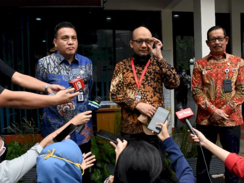 Penyidik KPK Novel Baswedan (tengah) didampingi Ketua Komisi Kejaksaan Barita Simanjuntak (kiri) dan Wakil Ketua Babul Khoir (kanan). (ANTARA/Indrianto Eko Suwarso)
