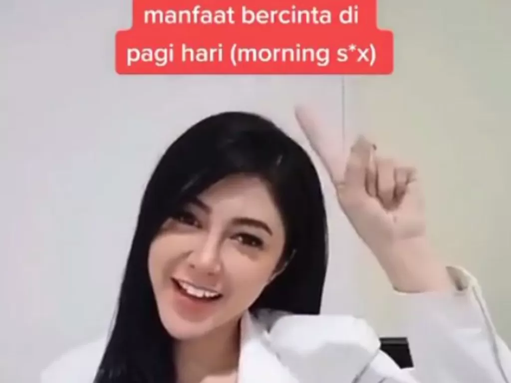 Dokter cantik bagikan tips bercinta di pagi hari. (Instagram)