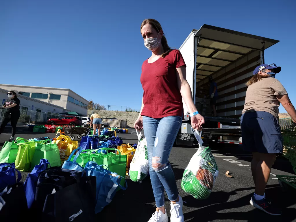 Relawan YMCA membagikan kalkun Thanksgiving kepada siswa Los Angeles yang membutuhkan (REUTERS/Mike Blake)
