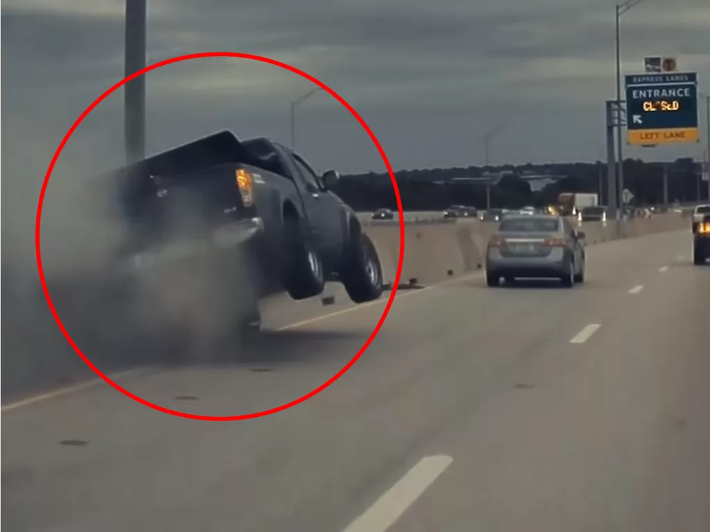 Mobil pickup Nissan yang menabrak pembatas jalan  (photo/YouTube/Wham Baam Teslacam)