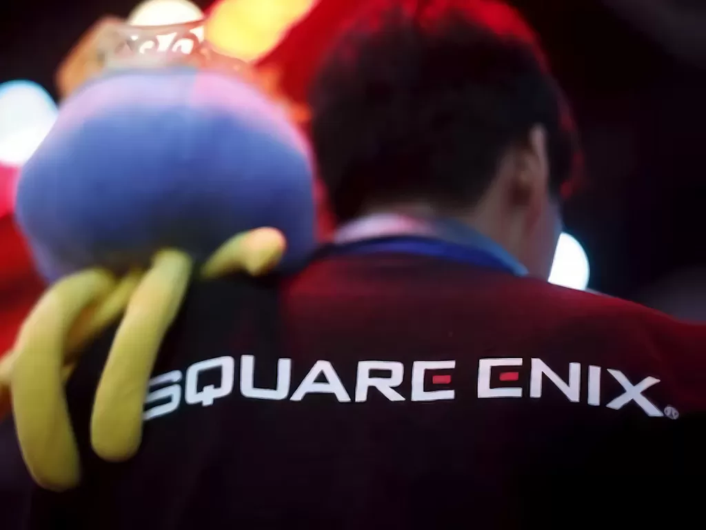 Seorang pria sedang mengenakan baju berlogo Square Enix (photo/REUTERS/Lucy Nicholson)