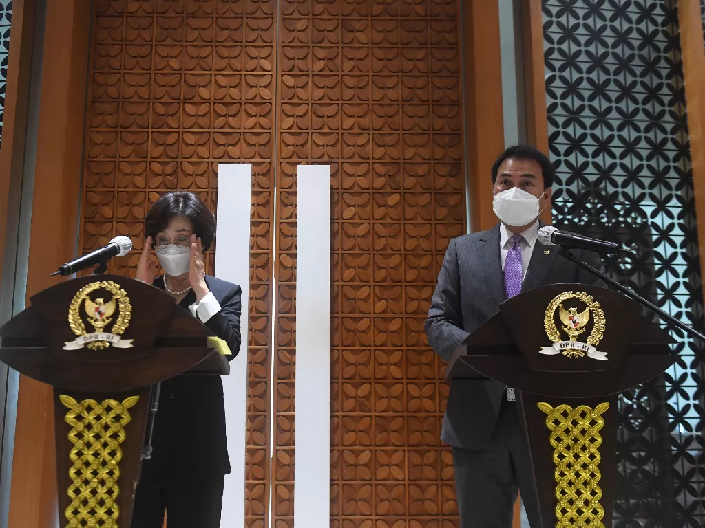 Wakil Ketua DPR Aziz Syamsuddin (kanan) bersiap memberikan keterangan bersama dengan Wakil Ketua Parlemen Korea Selatan Kim Sanghee (kiri). ANTARA FOTO/Akbar Nugroho Gumay