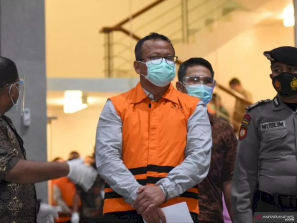 Menteri Kelautan dan Perikanan Edhy Prabowo (tengah) mengenakan baju tahanan seusai diperiksa di Gedung KPK, Jakarta, Rabu (25/11/2020). (ANTARA/Indrianto Eko Suwarso)