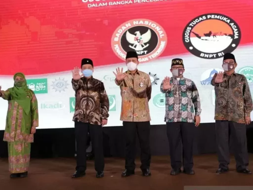 Kepala Badan Nasional Penanggulangan Terorisme (BNPT) Komjen Pol Boy Rafli Amar (Tengah) saat mengukuhkan Gugus Tugas Pemuka Agama untuk mencegah paham radikal terorisme di Jakarta, Kamis. (Photo/ANTARA/HO)