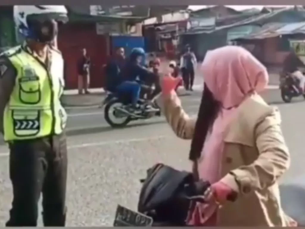 Cuplikan video wanita teriak takbir saat ditegur polisi. (ist)